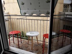 雅典ANNA的阳台设有一张小桌子和两张凳子