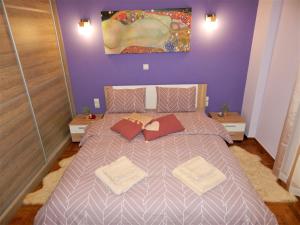雅典ANNA的一间卧室配有一张大床和两个枕头