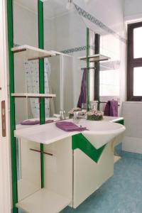 加利波利Residence Lido San Giovanni Baia Blu By Nonsolomare Case Vacanze srlu的一间带水槽和镜子的浴室