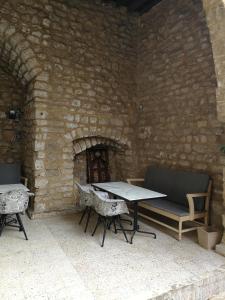 提尔Dar Camelia的一个带桌椅和砖墙的庭院