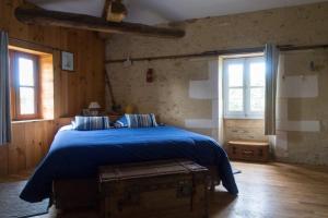La-Gripperie-Saint-Symphorien泰尔欧申奈旅馆的一间卧室设有蓝色的床和2个窗户。