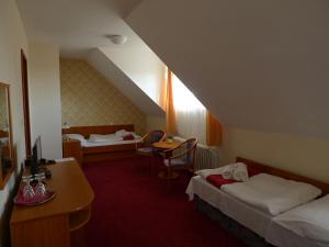 泰尔奇乌塞内赫奥拉酒店的酒店客房配有两张床和一张书桌