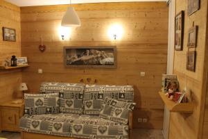 莱孔塔米讷蒙茹瓦L'Enclave的卧室配有木墙内的一张床
