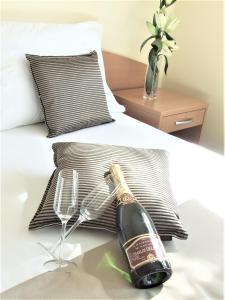 斯拉沃尼亚布罗德斯拉沃尼亚布罗德中央酒店的一瓶香槟和床上的一杯