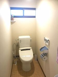 泉佐野Izumisano - House / Vacation STAY 10866的一间位于客房内的白色卫生间的浴室
