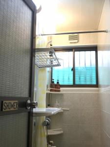 泉佐野Izumisano - House / Vacation STAY 10866的一间带水槽和窗户的浴室