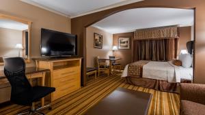 艾伯特亲王城马奎斯贝斯特韦斯特酒店的配有一张床和一台平面电视的酒店客房