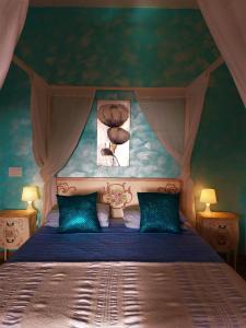 Cobbs Cross海滩上的唐可酒店的一间卧室配有一张带天蓬的床