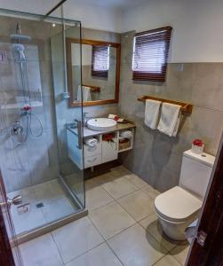 努库阿洛法海景餐厅山林小屋的带淋浴、卫生间和盥洗盆的浴室