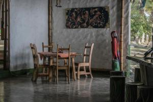 CarateLa Leona Eco Lodge的一间带木桌和椅子的用餐室