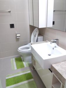 阿斯塔纳Highvill AST的浴室配有白色卫生间和盥洗盆。