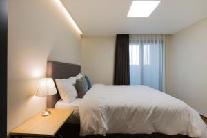 新松潭酒店客房内的一张或多张床位