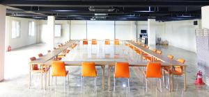 济州市Suandsu Resort的长长的会议室,配有橙色椅子和长桌