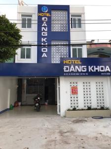 Cao LãnhKhách sạn Đăng Khoa的一辆停在酒店前面的摩托车跳舞的khovota酒店