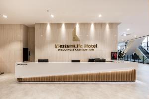 IksanWesternLife Hotel的大楼内带前台大堂