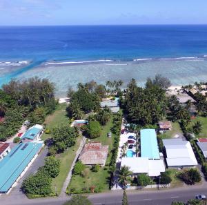 拉罗汤加珊瑚金沙公寓酒店的享有度假村和海滩的空中景致