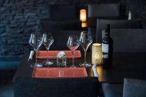 耶夫勒耶夫勒城市酒店的包括酒杯和一瓶葡萄酒的托盘