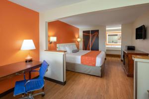 萨凡纳豪生国际快捷酒店的酒店客房配有一张床、一张书桌和一台电脑
