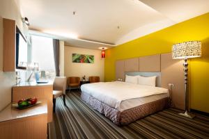 嘉义市嘉义优遊商旅的配有一张床和一张书桌的酒店客房