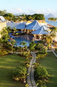 弗利康弗拉克皮尔海滩度假酒店及水疗中心的享有带游泳池的度假村的空中景致