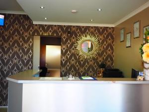 戈斯福德贝拉维斯塔汽车旅馆的办公室设有前台和镜子