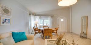 撒尼海滩Ekatis Houses的客厅配有沙发和桌子