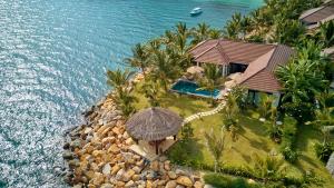 芽庄Amiana Resort Nha Trang的水边度假村的空中景观