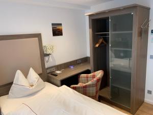 柏林艾尔菲妮娅旅馆的配有一张床和一张书桌的酒店客房