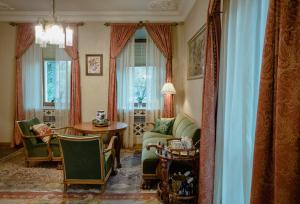 第比利斯维诺特尔精品酒店的客厅配有沙发、椅子和桌子