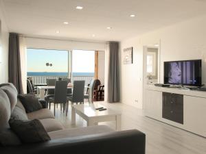 皮内达德马尔fantasticas vistas a mar的客厅配有沙发和带电视的桌子