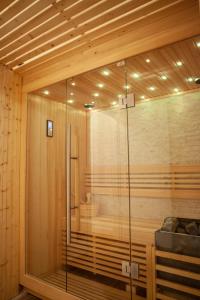 VinchiaturoDimora Molise的一间室内带玻璃淋浴间的桑拿浴室