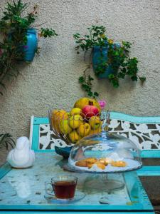 阿拉恰特佩瑞艺术酒店的一张桌子,上面放着一碗水果和一盘食物