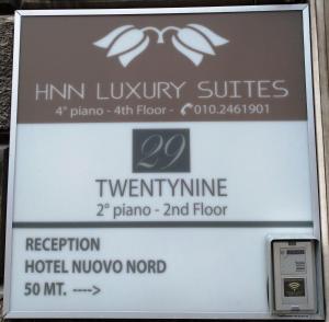 热那亚HNN Luxury Suites的一家酒店豪华套房的标志