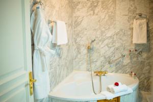 塔那那利佛Hôtel Colbert - Spa & Casino的浴室配有盥洗盆和浴缸。