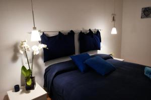 斯培西亚我之色彩小屋的一间卧室配有蓝色的床和2个蓝色枕头