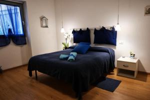 斯培西亚我之色彩小屋的一间卧室配有一张带蓝色枕头的大床