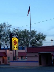 科尔特斯桑德峡谷国家9号旅馆的标志圣丹车站的标志,带旗帜