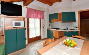 Agritur Volpaia rooms and apartments的厨房或小厨房