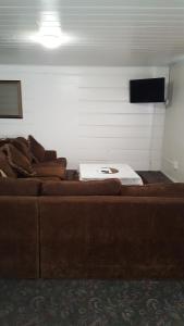 本德索诺玛汽车旅馆的带沙发和平面电视的客厅