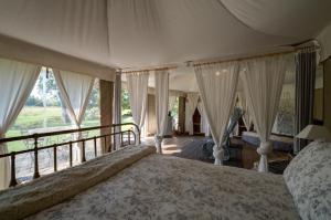 米拉诺格兰平卡诺尼奇圣马可旅馆的卧室配有一张带白色窗帘的大床