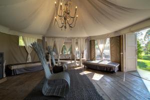 米拉诺格兰平卡诺尼奇圣马可旅馆的一间带沙发的帐篷和吊灯的房间