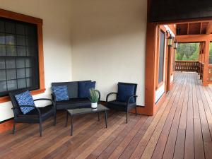 西格拉西尔大北方度假屋（山林小屋）的门廊配有两把椅子和一张桌子,位于甲板上