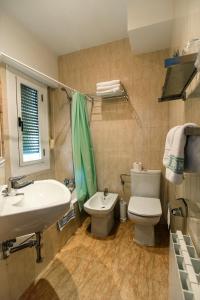 毕斯卡斯兰布拉酒店的一间带卫生间和水槽的浴室