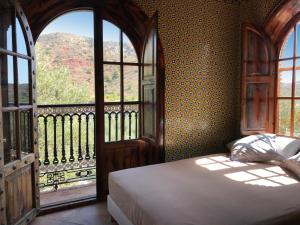 马拉加Alojamiento con Encanto en Málaga的一间卧室设有一张床和一个大窗户