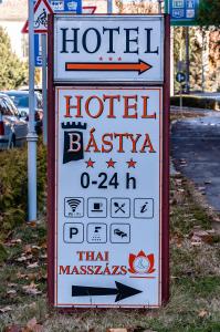 毛科Bástya Hotel的街边酒店餐厅的标志