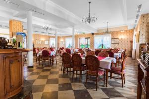 桑多梅日萨尔玛塔塞斯波尔多斯基酒店的一间在房间内配有桌椅的餐厅