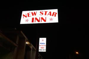 艾尔蒙特New Star Inn El Monte, CA - Los Angeles的大楼旁的新星旅馆标志