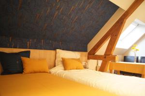 赫伦塔尔斯比赖B＆B旅馆的一间卧室配有一张带黄色枕头的床