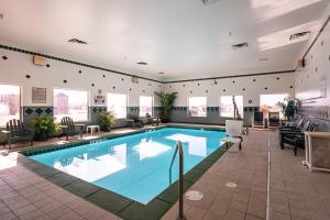 道奇城Quality Inn Dodge City的在酒店房间的一个大型游泳池