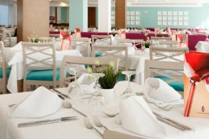 坎帕斯蒂利亚JS Palma Stay - Adults Only的一间设有白色桌椅的用餐室